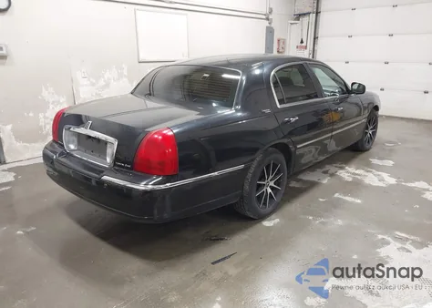 2005 Lincoln Town Car Signature Limited из США, поврежденный, VIN 1LNHM82W55Y606549